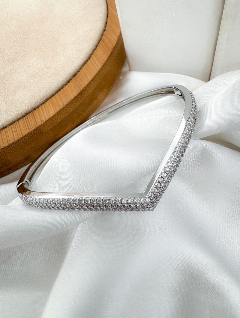 Bracelete Folheado a Ouro 18k e Prata Design V Cravejado