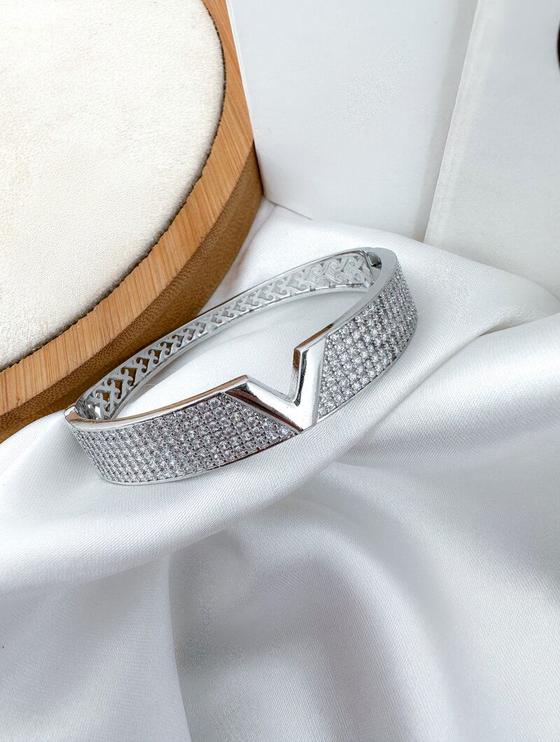 Bracelete Folheado a Ouro 18k e Prata Detalhe em V com Micro Zircônias