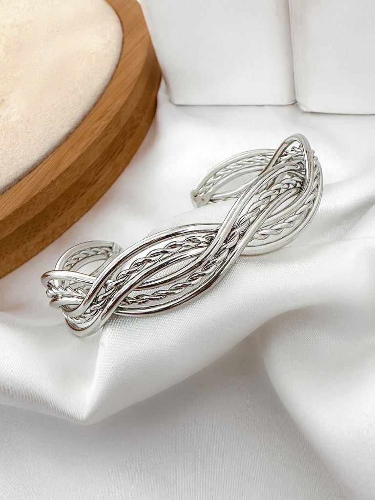 bracelete folheado a ouro 18k e prata entrelaçado detalhado
