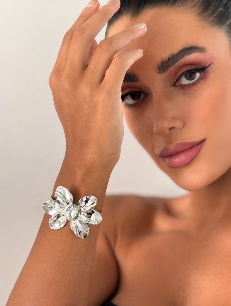 Bracelete Folheado a Ouro 18k e Prata Flor Martelada com Zircônia