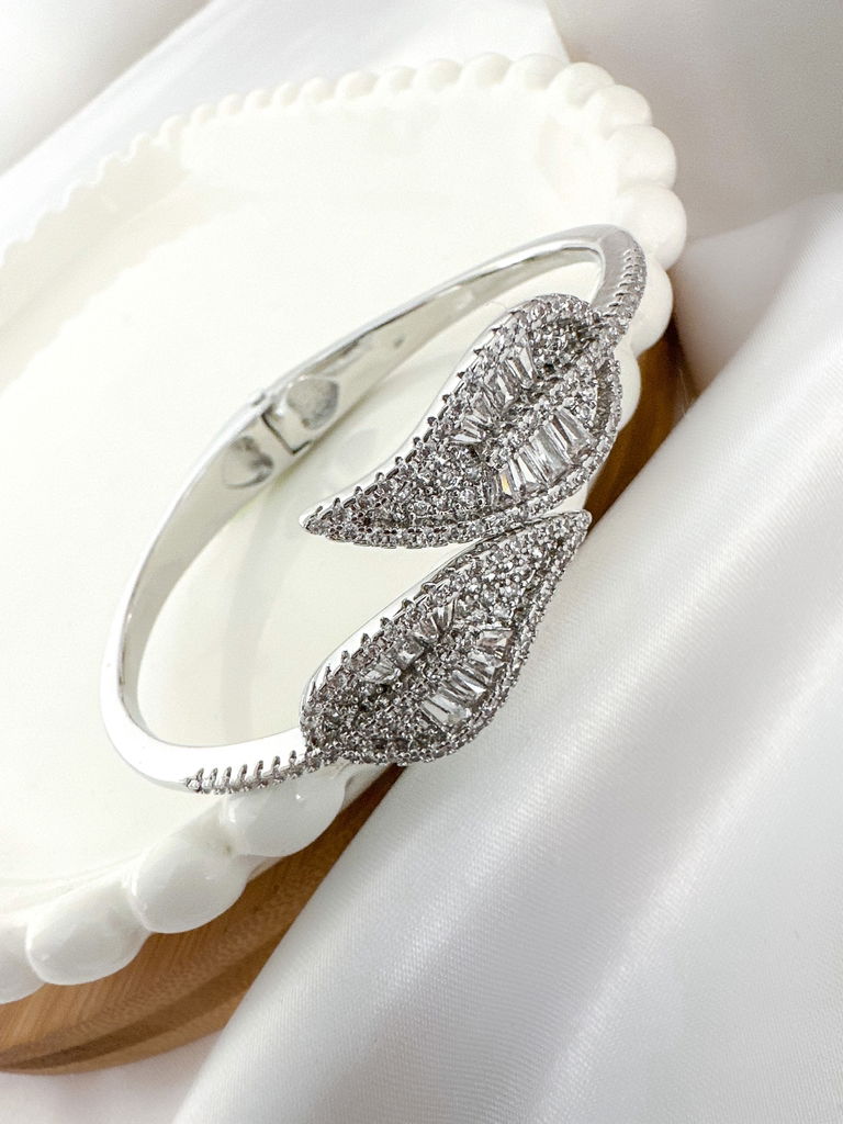 Bracelete folheado a ouro 18k e prata folha com navetes e zircônias