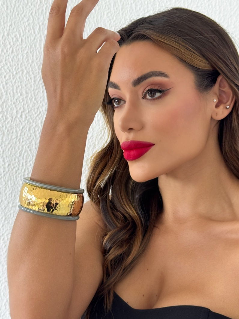 Bracelete Folheado a Ouro 18k e Prata Martelado e Aro Resinado