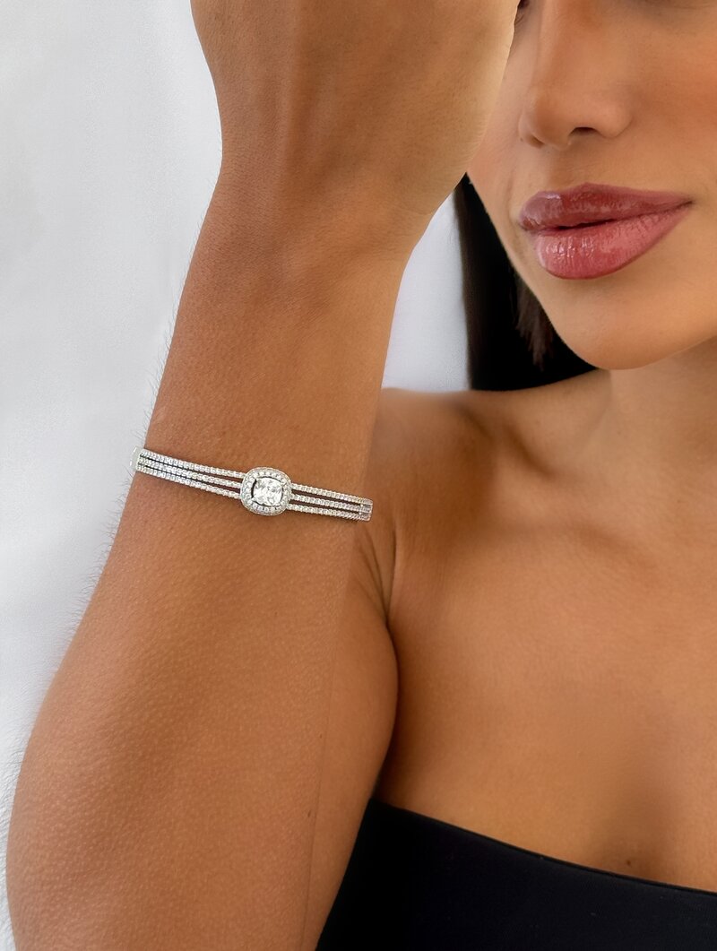 Bracelete Folheado a Ouro 18k e Prata Três Fios Cravejados com Pedra Central