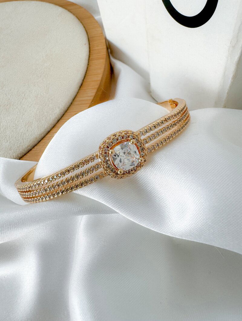 Bracelete Folheado a Ouro 18k e Prata Três Fios Cravejados com Pedra Central
