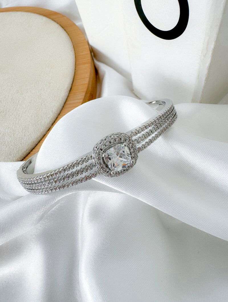 Bracelete Folheado a Ouro 18k e Prata Três Fios Cravejados com Pedra Central