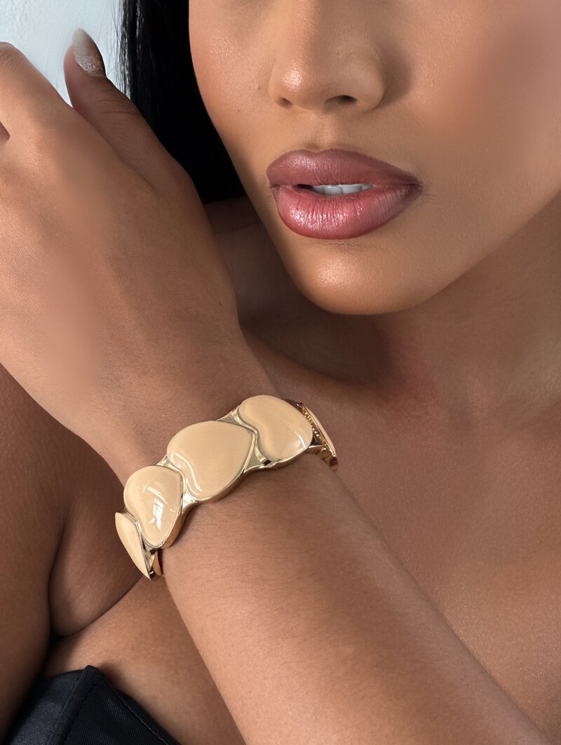 Bracelete Folheado a Ouro 18k Maxi Corações Resinados
