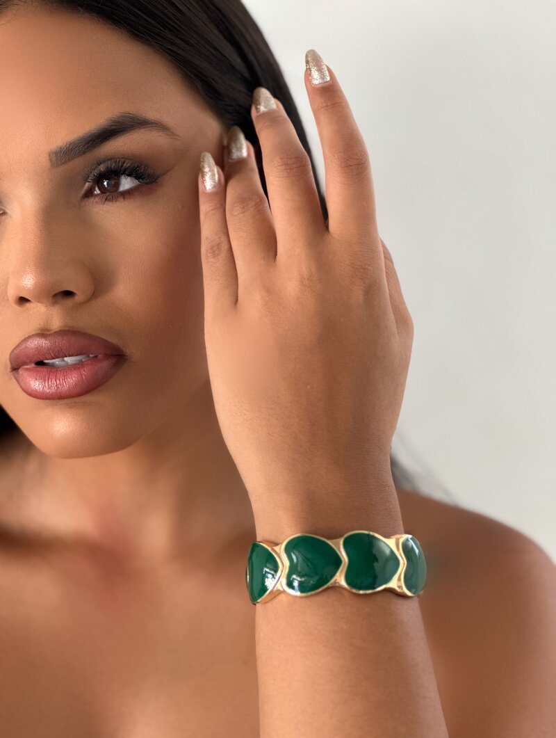 Bracelete Folheado a Ouro 18k Maxi Corações Resinados