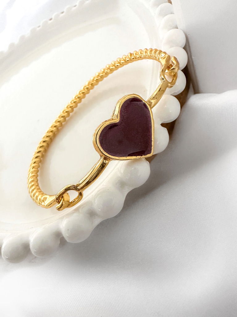BRACELETE FOLHEADO A OURO 18K TORCIDO CORACAO RESINADO.