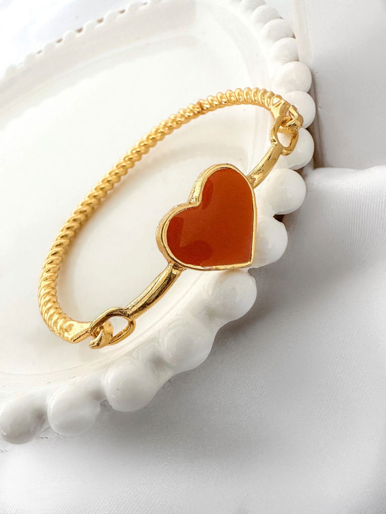 BRACELETE FOLHEADO A OURO 18K TORCIDO CORACAO RESINADO.