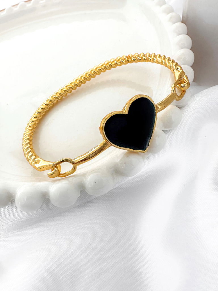 BRACELETE FOLHEADO A OURO 18K TORCIDO CORACAO RESINADO.