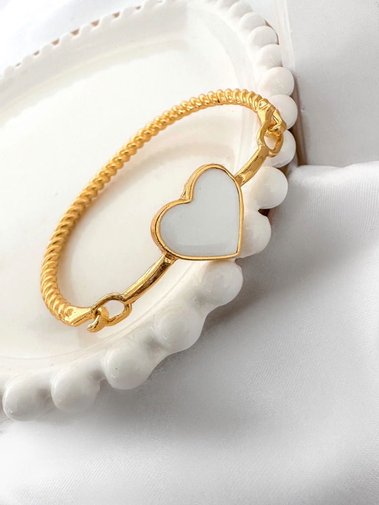 BRACELETE FOLHEADO A OURO 18K TORCIDO CORACAO RESINADO.