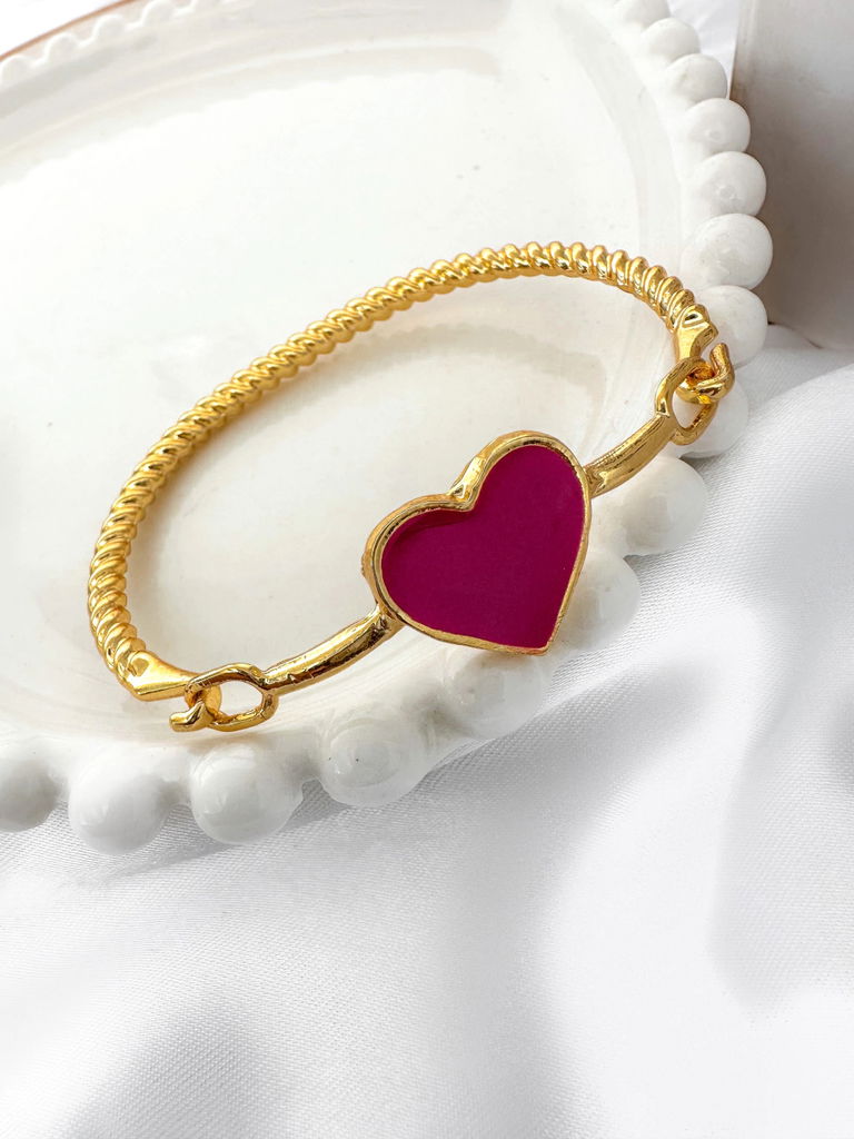 BRACELETE FOLHEADO A OURO 18K TORCIDO CORACAO RESINADO.