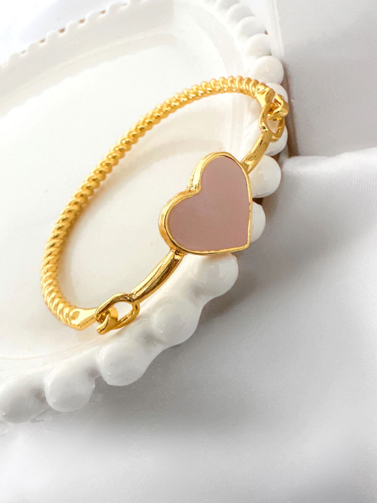 BRACELETE FOLHEADO A OURO 18K TORCIDO CORACAO RESINADO.