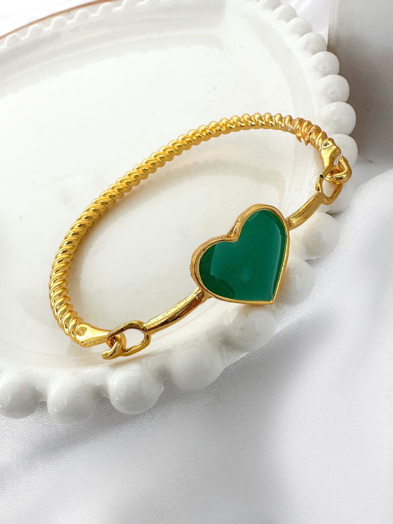 BRACELETE FOLHEADO A OURO 18K TORCIDO CORACAO RESINADO.