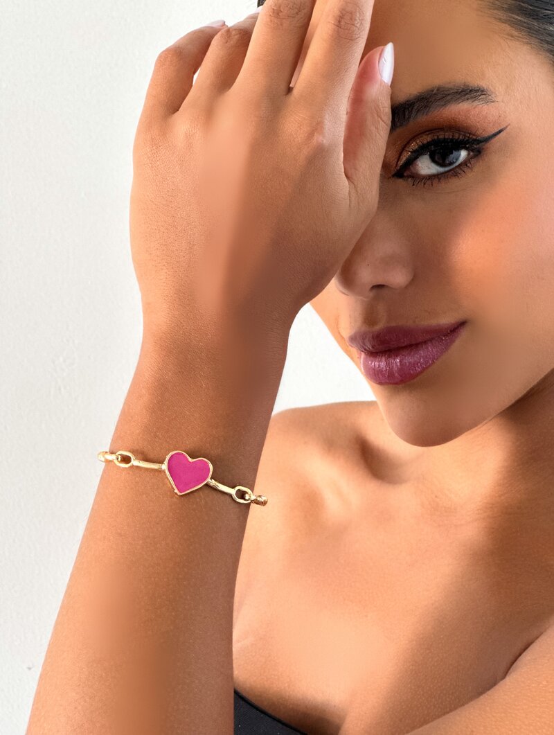 BRACELETE FOLHEADO A OURO 18K TORCIDO CORACAO RESINADO.
