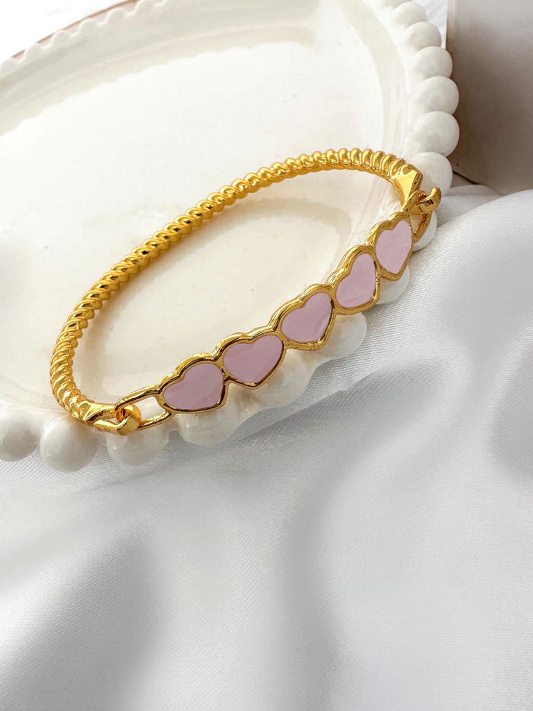 BRACELETE FOLHEADO A OURO CORAÇÕES LIGADOS.