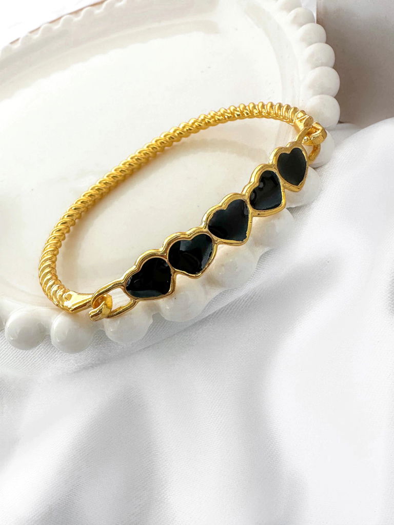 BRACELETE FOLHEADO A OURO CORAÇÕES LIGADOS.