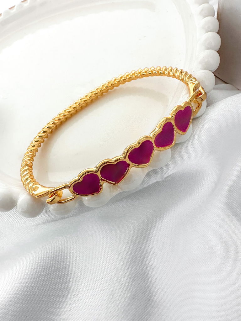 BRACELETE FOLHEADO A OURO CORAÇÕES LIGADOS.