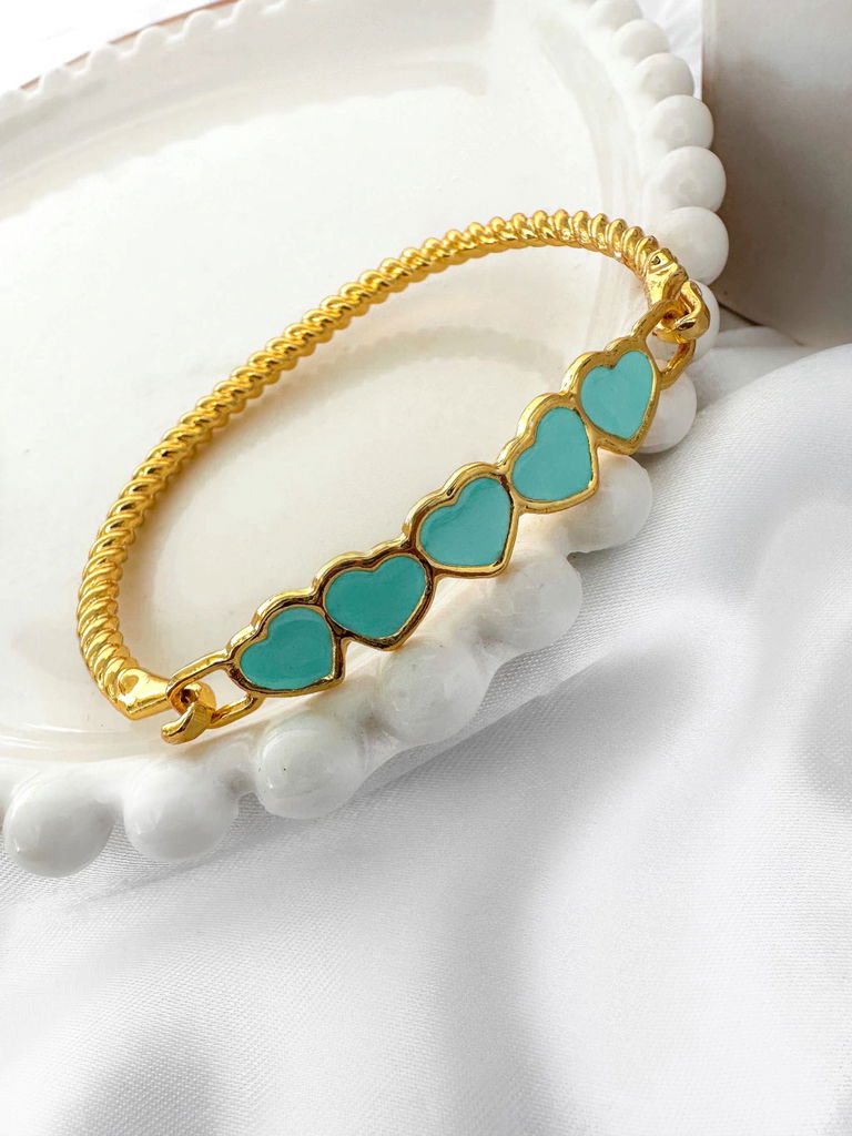 BRACELETE FOLHEADO A OURO CORAÇÕES LIGADOS.