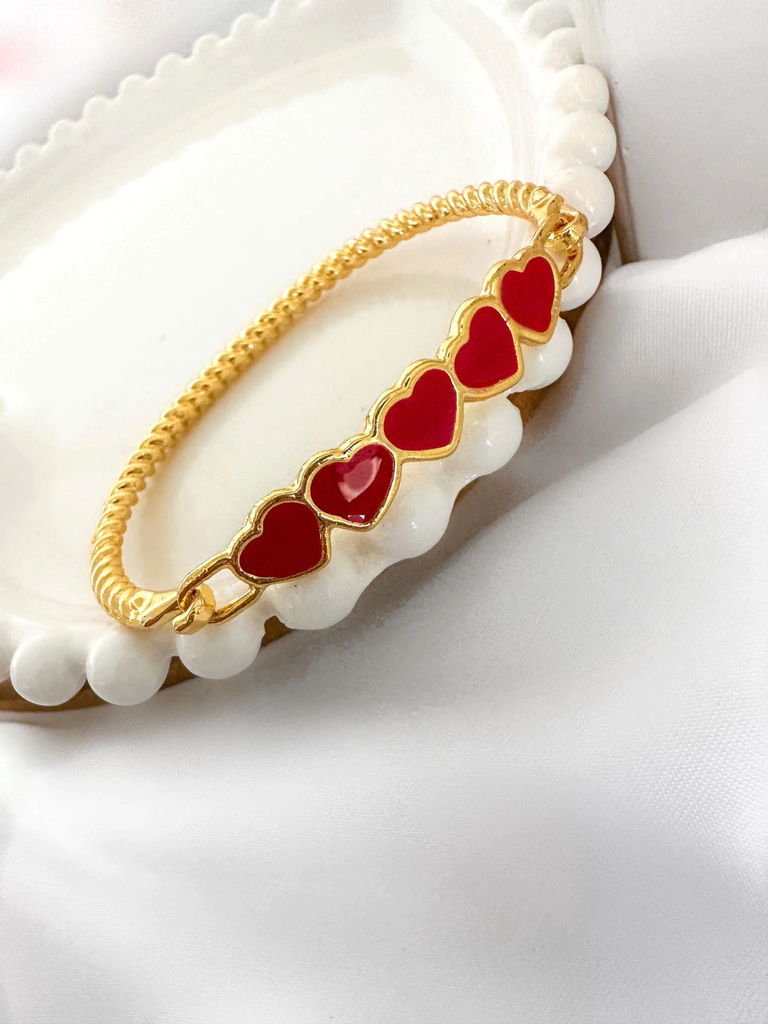 BRACELETE FOLHEADO A OURO CORAÇÕES LIGADOS.