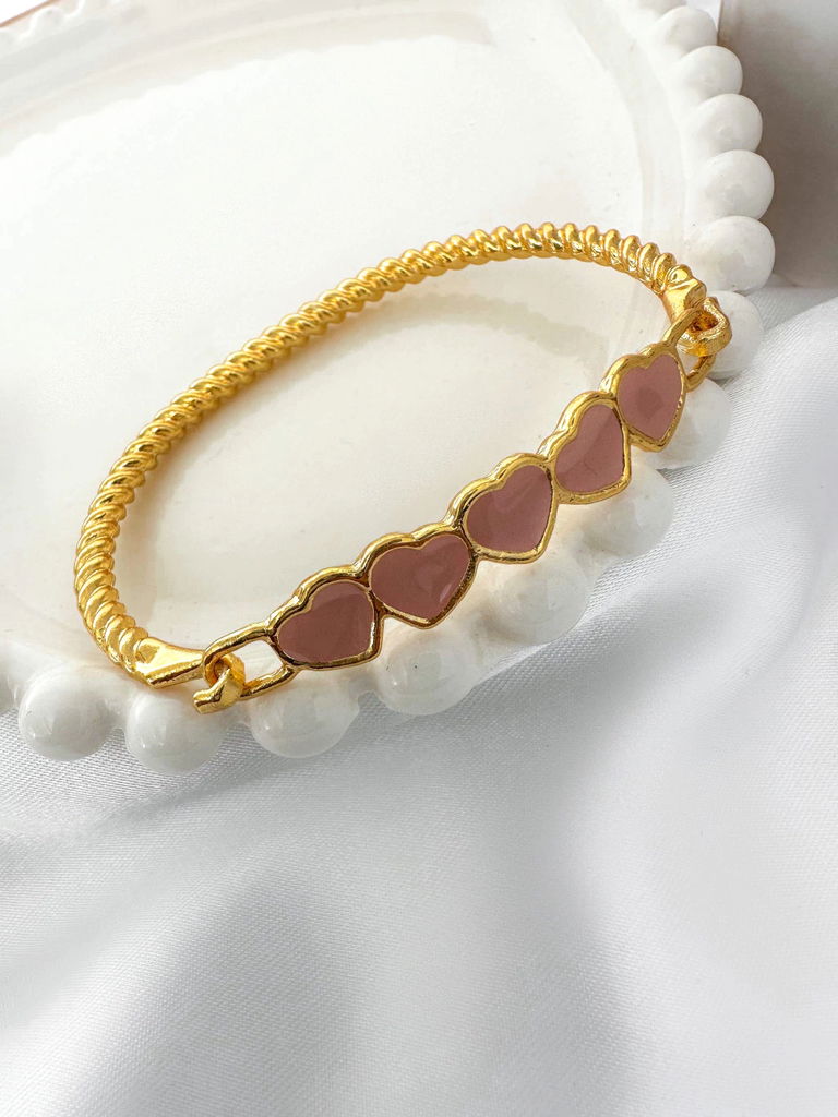 BRACELETE FOLHEADO A OURO CORAÇÕES LIGADOS.