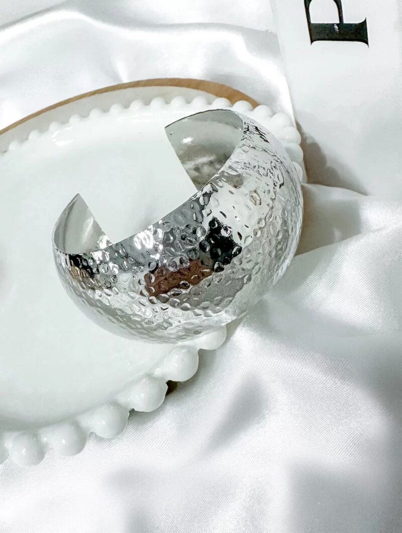 Bracelete folheado design redondo martelado