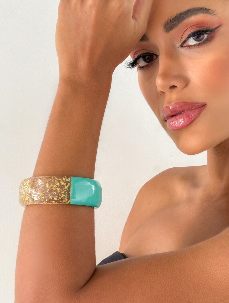 Bracelete Maxi Resinado com Detalhe Transparente