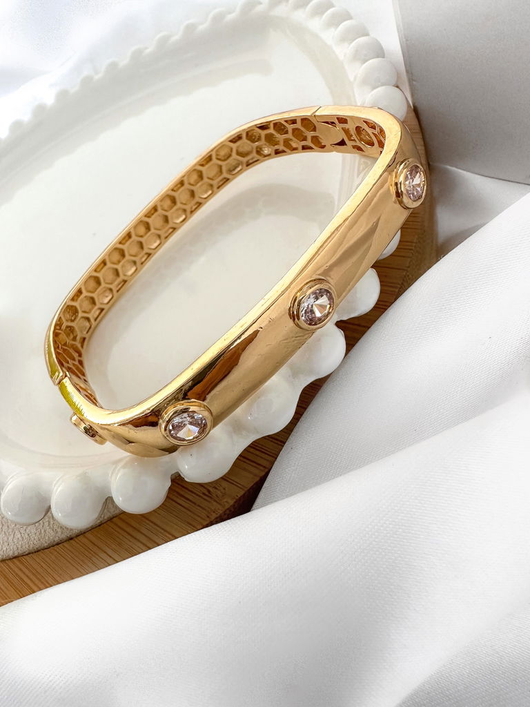 Bracelete quadrada com pontos em cristais folheado a ouro 18k e prata