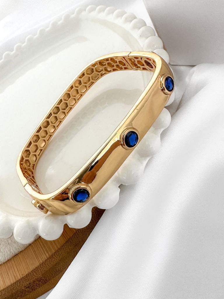 Bracelete quadrada com pontos em cristais folheado a ouro 18k e prata