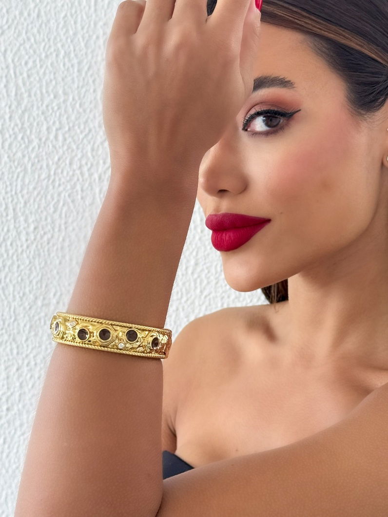 Bracelete Semi Joia Martelado Com Ponto de Luz e Resina