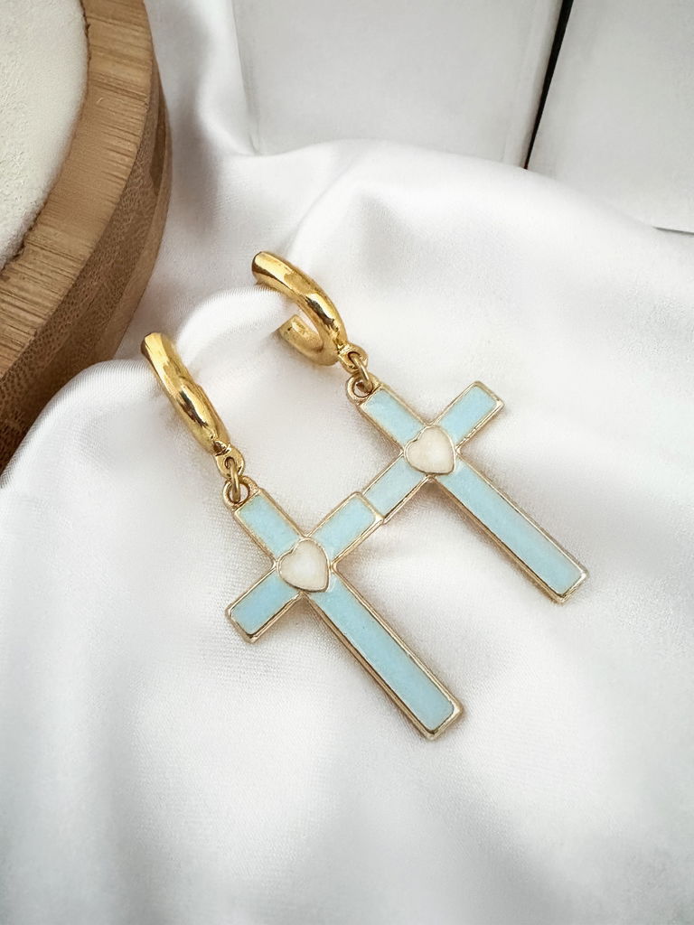 Brinco argola com pingente de crucifixo madre perola