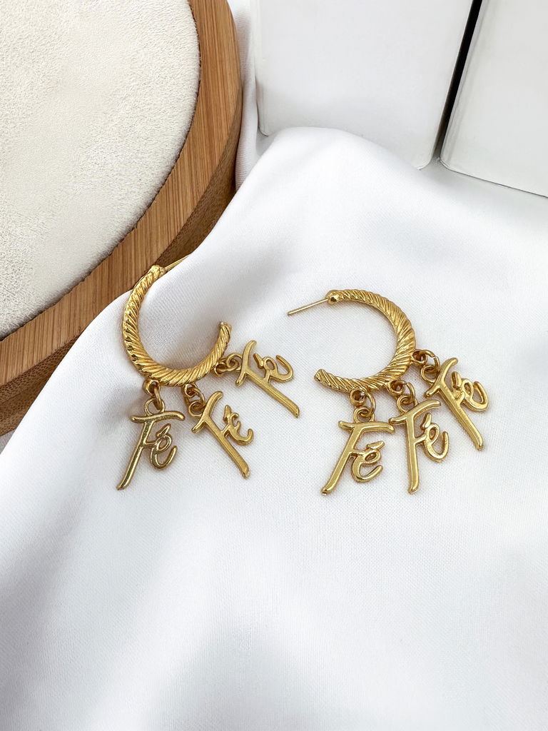 Brinco argola escovada com pingente escrita FÉ