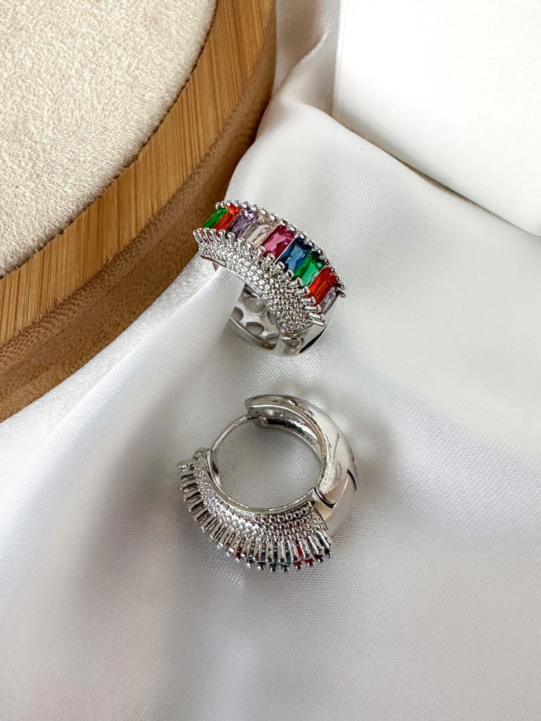 Brinco argola folheada a ouro 18k e prata navetes de zircônia.