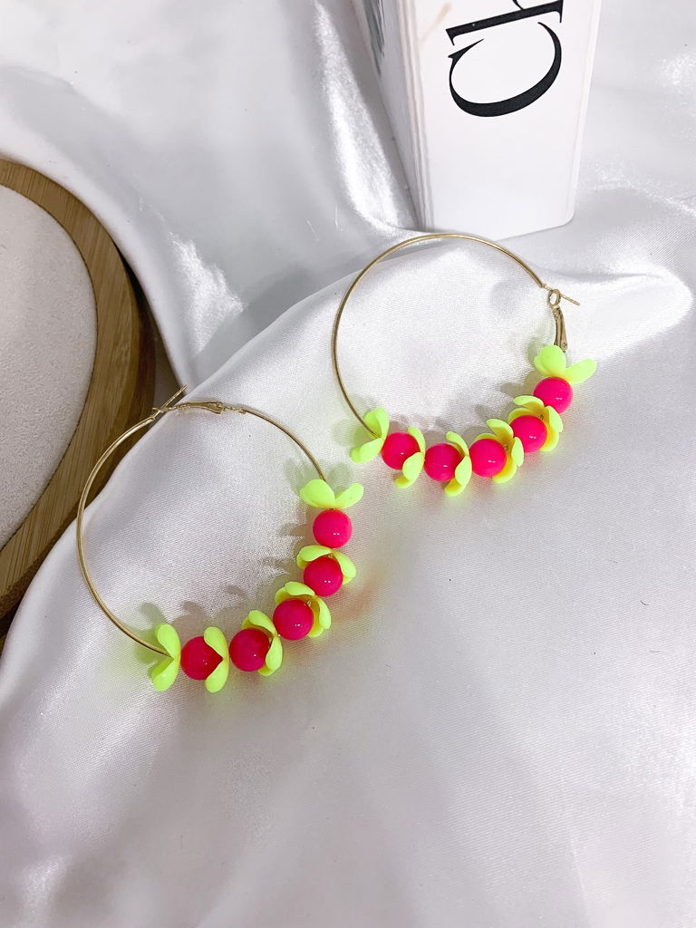Brinco argola folheada a ouro com flores e esferas coloridas