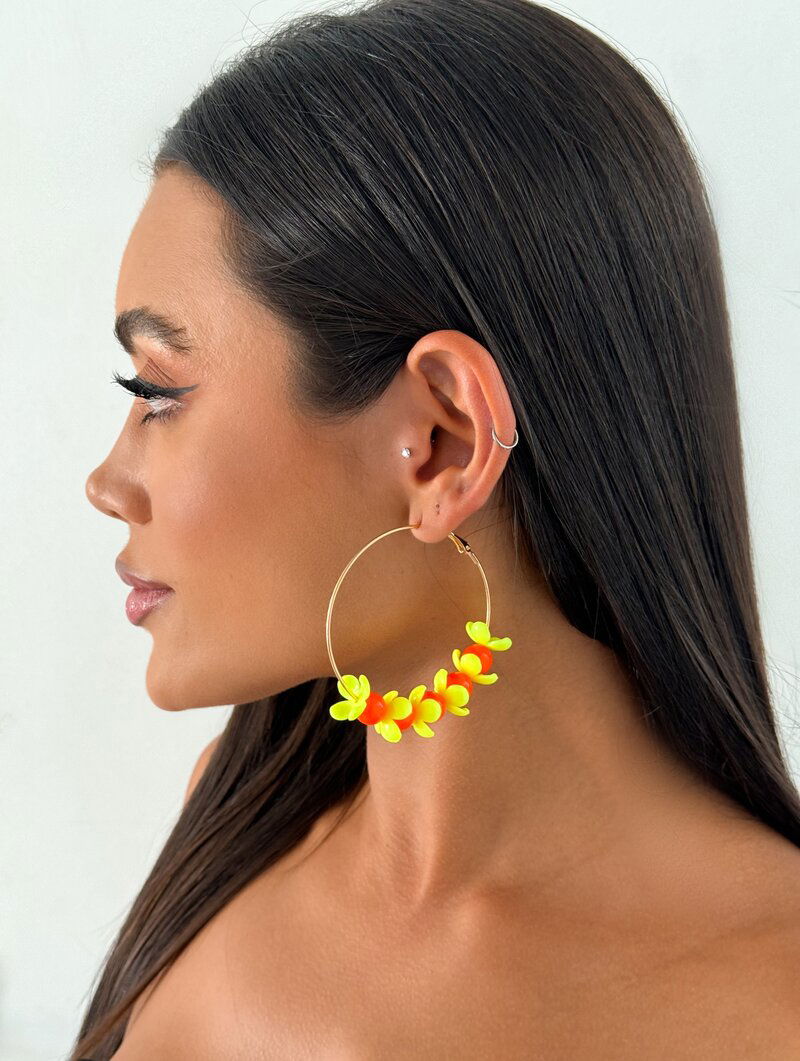 Brinco argola folheada a ouro com flores e esferas coloridas