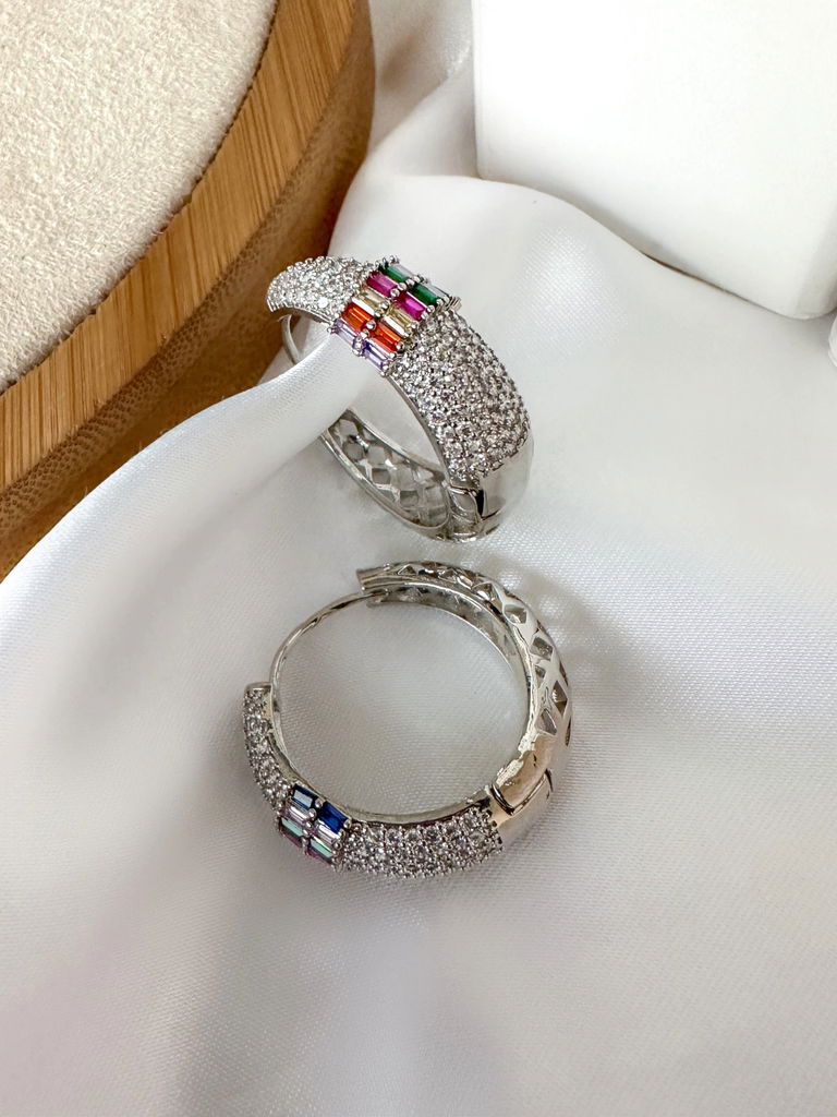 Brinco argola folheada com micro zircônia e navetes de zircônia.