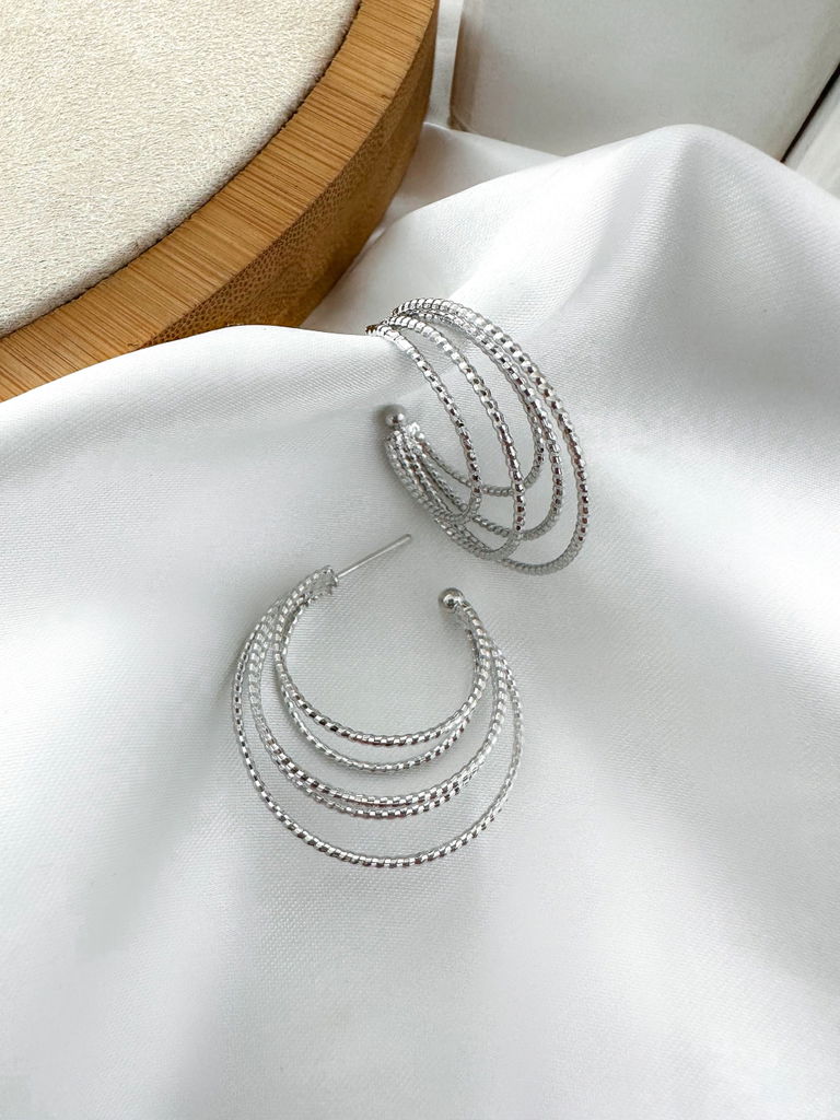 Brinco argola folheado a ouro 18k cinco fios com textura.