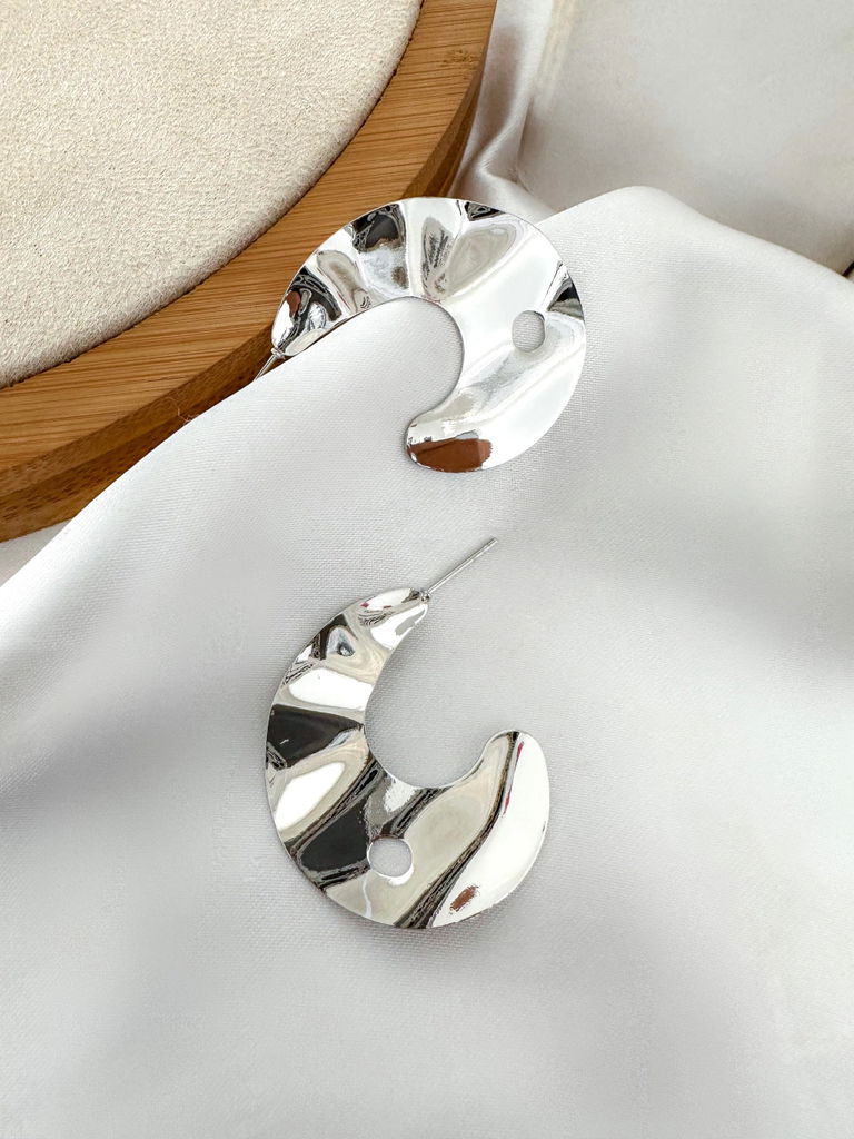 Brinco argola folheado a ouro 18k e prata martelada.
