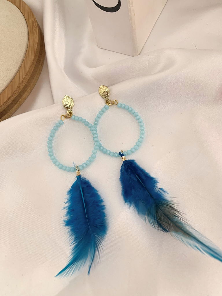 Brinco argola folheado com cristais e pingente de pena