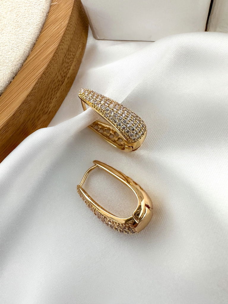 Brinco argola formato gota cravejado em micro zircônia folheado a ouro 18k e prata 925
