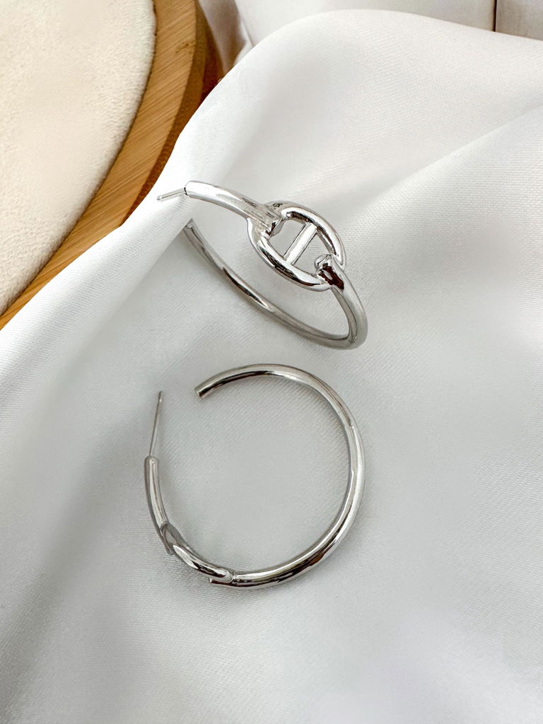 Brinco argola lisa inspiração joalheria folheado a ouro 18k e prata.