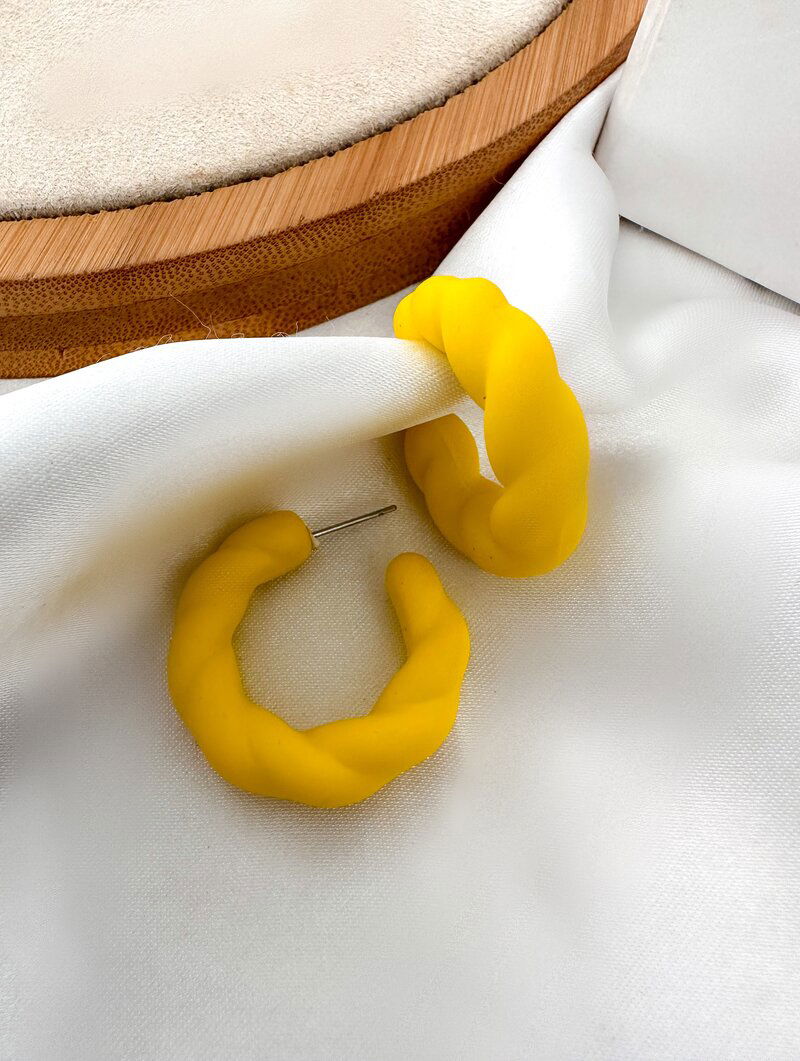 Brinco Argola Torcida Resina