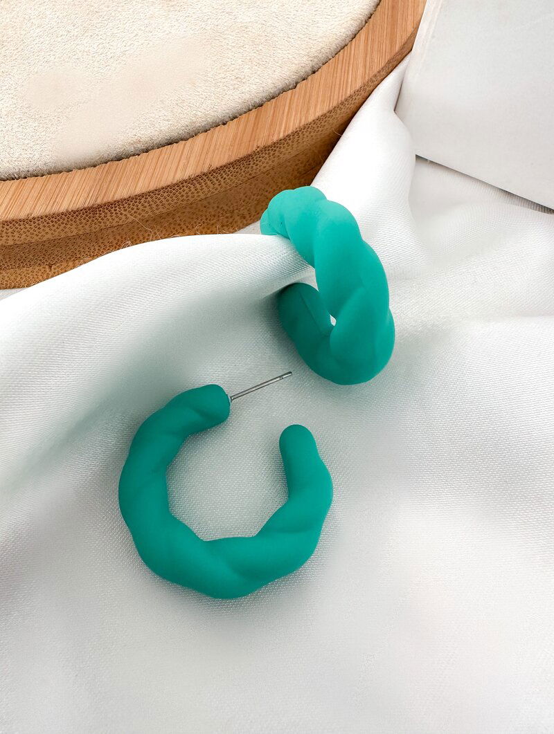 Brinco Argola Torcida Resina