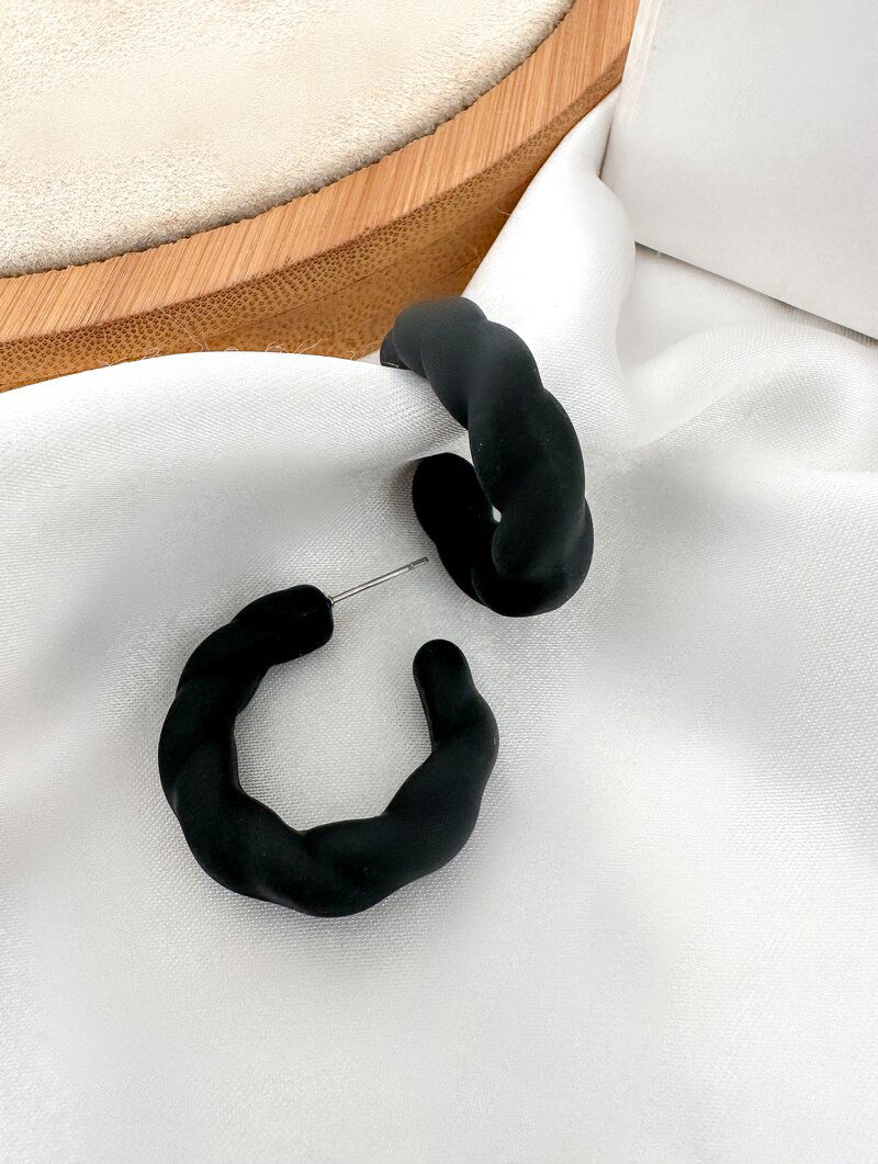 Brinco Argola Torcida Resina