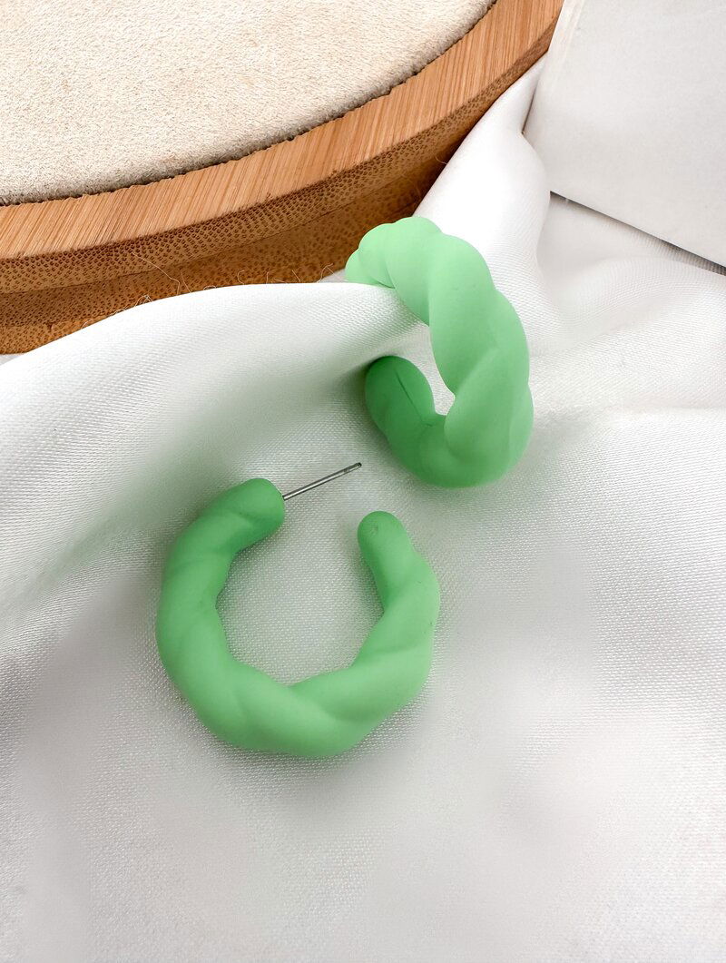 Brinco Argola Torcida Resina