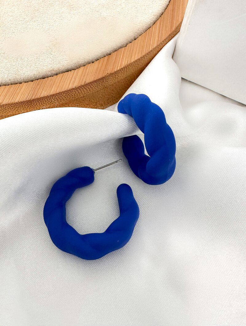 Brinco Argola Torcida Resina