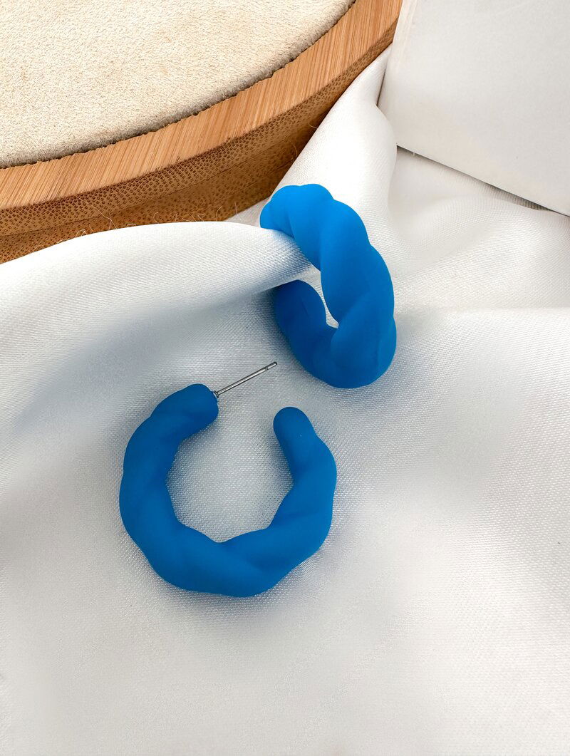 Brinco Argola Torcida Resina