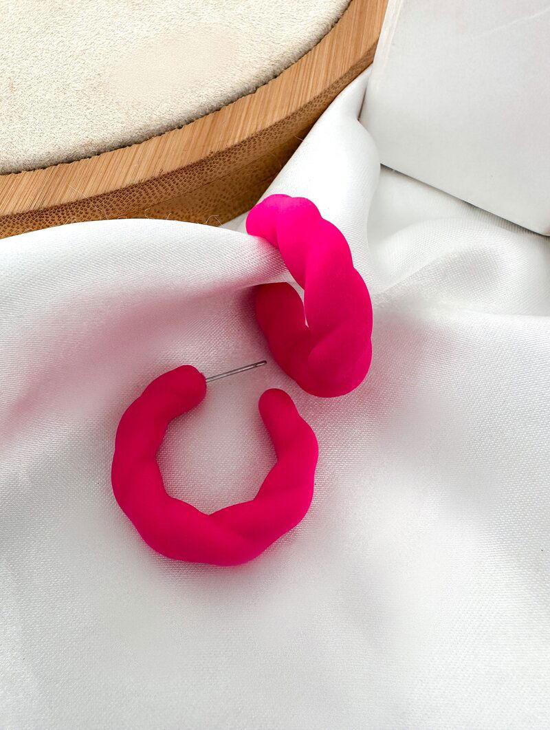 Brinco Argola Torcida Resina