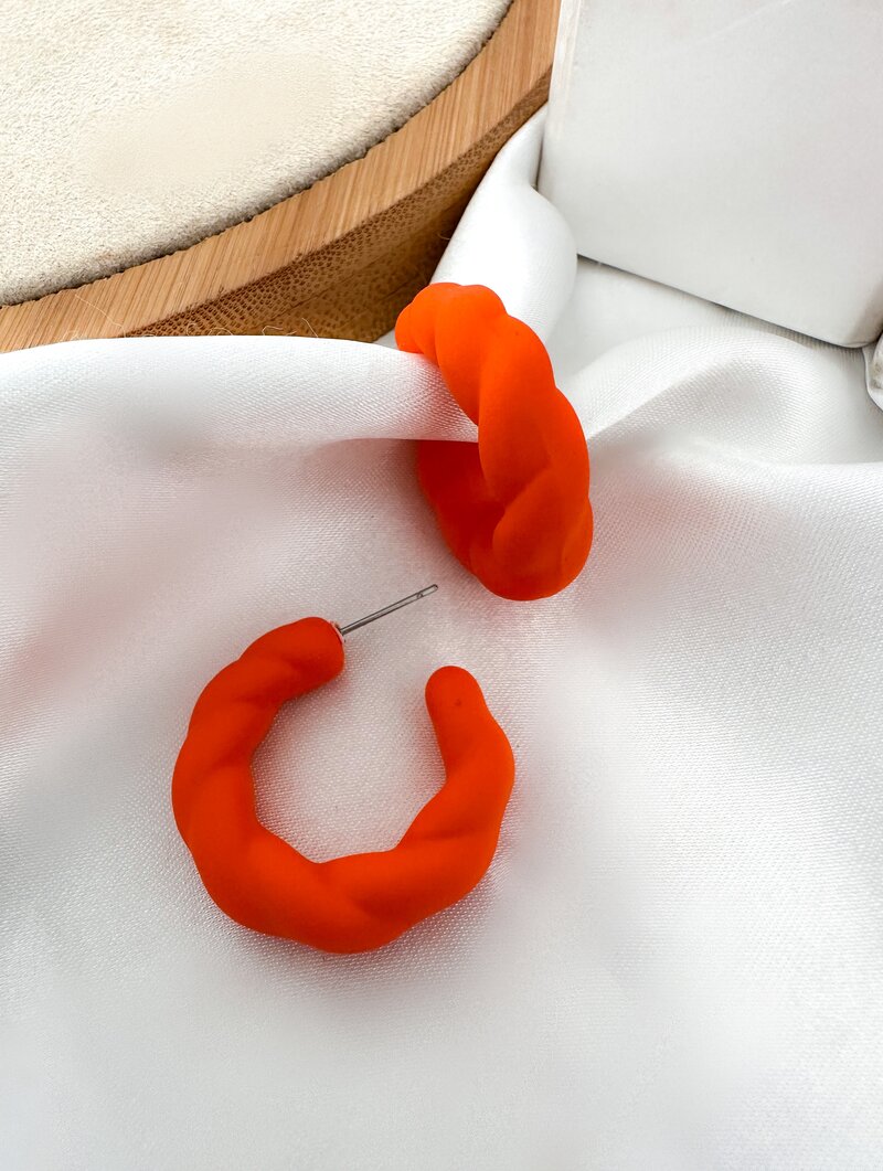 Brinco Argola Torcida Resina