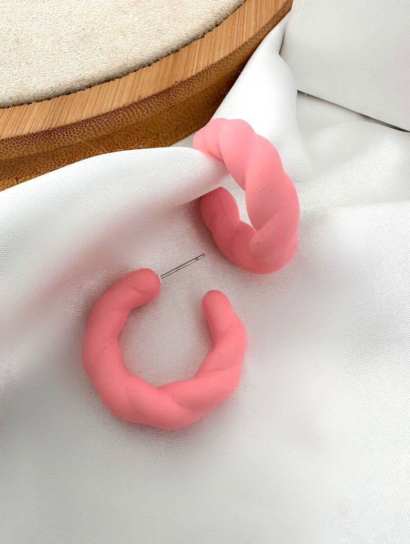 Brinco Argola Torcida Resina